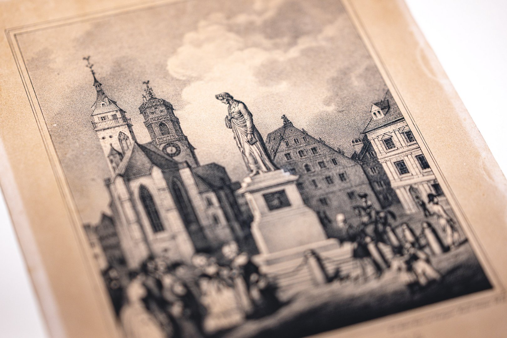 Dieses Bild zeigt eine historische Lithografie des Schillerdenkmals auf dem Schillerplatz in Stuttgart.