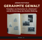 Buchcover von „Gerahmte Gewalt“ von Jürgen Matthäus. Zu sehen ist ein geöffnetes Fotoalbum mit alten Schwarz-Weiß-Fotografien aus dem Zweiten Weltkrieg vor dunkelrotem Hintergrund.