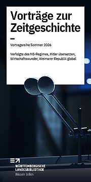 Fyler der Vortragsreihe zur Zeitgeschichte: Ein Podium mit Mikrofonen vor dunklem Hintergrund