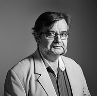 Porträtaufnahme von Olivier Mannoni in schwarz-weiß