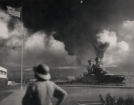 Japan Angriff auf Pearl Harbor. Im Hintergrund Schlachtschiff USS California